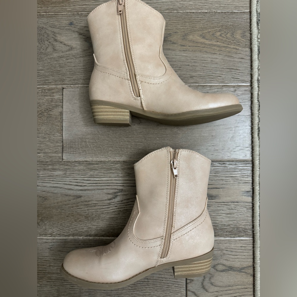 EUC- never worn but once in the house. Purchased at Nordstrom.